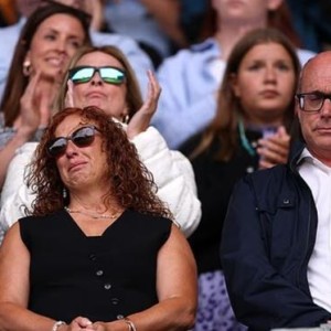 动情时刻，若塔遗孀和父母看到狼队球迷对若塔的致敬感动落泪